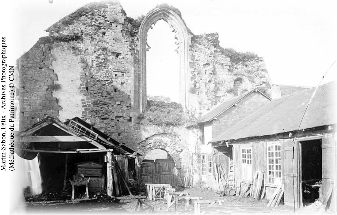 Ruines de l'ancienne église Saint Colomban